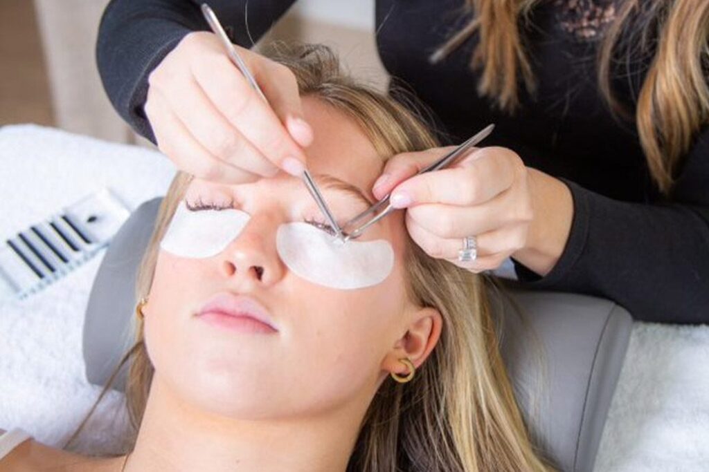 lashandco-esthetician-doing-eyelash-extentsions-on-blond-woman