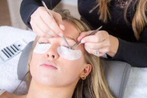 lashandco-esthetician-doing-eyelash-extentsions-on-blond-woman